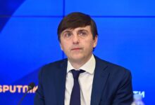 Школьники участвуют в экскурсии, исследуя различные профессии и карьерные пути.