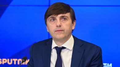 Школьники участвуют в экскурсии, исследуя различные профессии и карьерные пути.