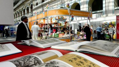 Дети, получающие литературные короны в Москве
