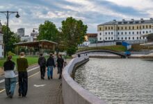 Туристы наслаждаются драниками на фоне осенних пейзажей Беларуси