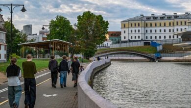 Туристы наслаждаются драниками на фоне осенних пейзажей Беларуси