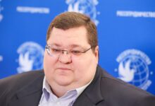 Русские дома на тропическом фоне с лемурами Мадагаскара и пляжами Таиланда.