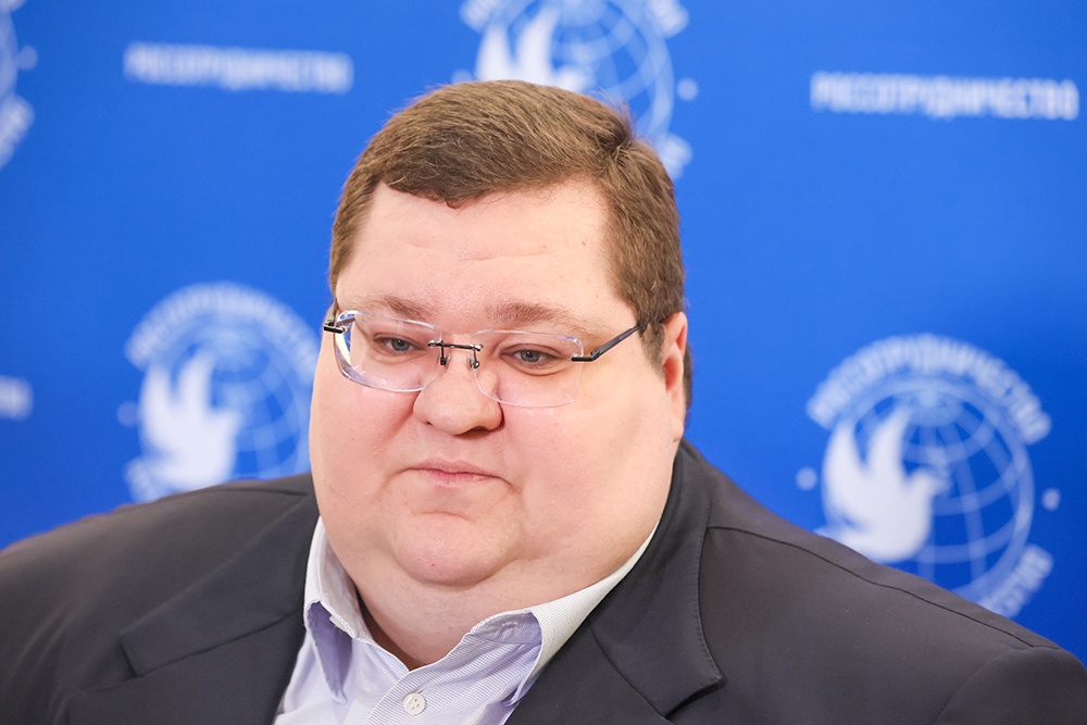 Русские дома на тропическом фоне с лемурами Мадагаскара и пляжами Таиланда.