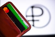 Изображение, отражающее киберпанковскую эстетику с корзиной покупок и символикой цифровых рублей.