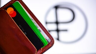 Изображение, отражающее киберпанковскую эстетику с корзиной покупок и символикой цифровых рублей.