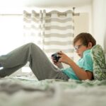 Дети играют на улице, оставив смартфоны дома