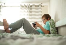 Дети играют на улице, оставив смартфоны дома
