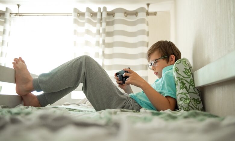 Дети играют на улице, оставив смартфоны дома