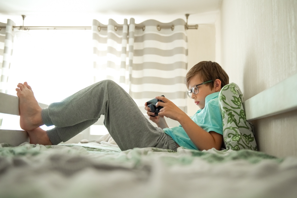 Дети играют на улице, оставив смартфоны дома