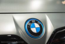 Изображение BMW 3 Series в боковом дрифте, окруженной 436 скакунами на фоне живописного пейзажа Баварии.