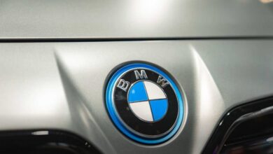 Изображение BMW 3 Series в боковом дрифте, окруженной 436 скакунами на фоне живописного пейзажа Баварии.