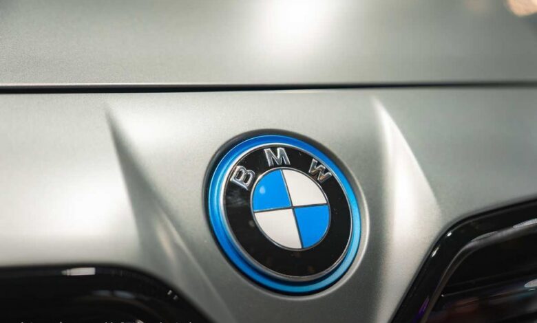 Изображение BMW 3 Series в боковом дрифте, окруженной 436 скакунами на фоне живописного пейзажа Баварии.