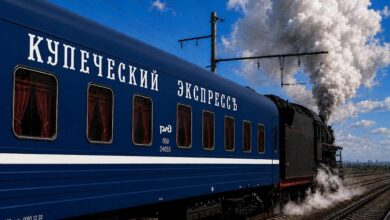 Восстановленная паровая машина времени на рельсах, окруженная антикварными предметами и романтической атмосферой
