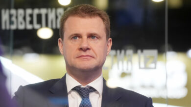 Молодежь на фоне вулканов Дальнего Востока