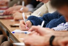 Изображение гонщика, который управляет автомобилем с уверенностью и мастерством.