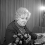 Фаина Раневская с задумчивым выражением лица, отражающим её мудрость и юмор.