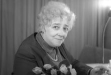 Фаина Раневская с задумчивым выражением лица, отражающим её мудрость и юмор.