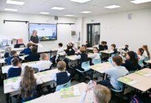 Современные школьники в новом интерьере класса с высокими технологиями