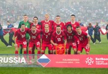 Сборная России по футболу в осеннем призыве с Карпиным на фоне парижских и балтийских элементов
