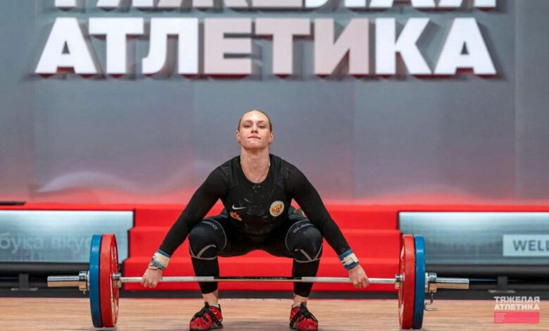 Женщины из Подмосковья в стильных нарядах, символизирующие красоту и силу, на фоне городской архитектуры