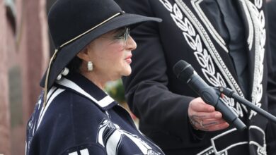 Ирина Винер и Филипп Киркоров на фоне блестящих перьев и страз