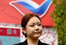 Китайская королева стримов во время распродажи русских деликатесов на ВЭФ