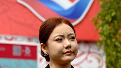 Китайская королева стримов во время распродажи русских деликатесов на ВЭФ