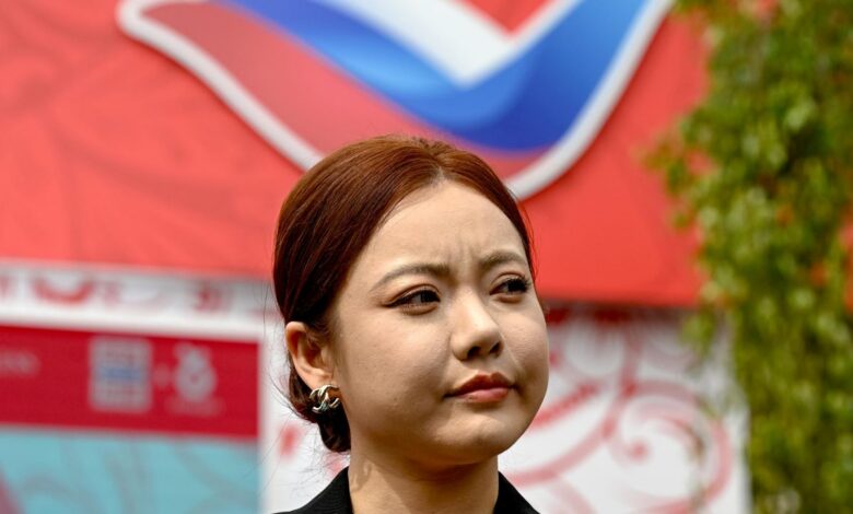 Китайская королева стримов во время распродажи русских деликатесов на ВЭФ