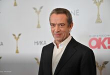 Владимир Машков на фоне живописного холста и сценических кулис