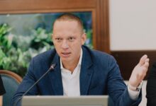 Искусственный разум читает утреннюю газету перед отпуском