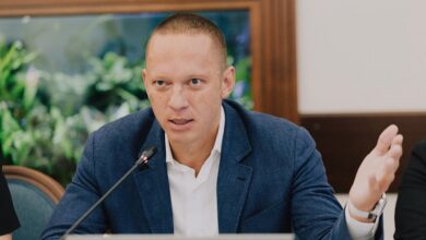 Искусственный разум читает утреннюю газету перед отпуском