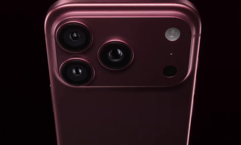 Изображение старого гаджета Apple, который показывает грустное выражение с яблочной символикой вокруг.