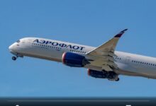 Фирменный торт на фоне облаков на высоте десяти тысяч метров
