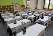 Изображение школьника, использующего нейросети для обучения