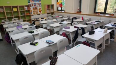 Изображение школьника, использующего нейросети для обучения