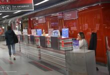 Изображение музыкальных кресел в облаках, символизирующих авиационную лотерею