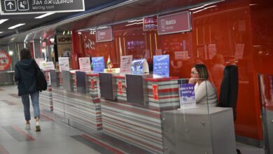 Изображение музыкальных кресел в облаках, символизирующих авиационную лотерею