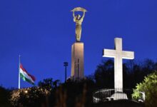 Венгерский гуляш и русские щи на столе, подчеркивающие кулинарные традиции двух народов.