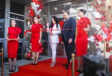 Вид на Владивосток с акцентом на финансовые символы, такие как дирхамы и юани