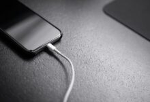 Смартфон среди пуховых одеял, иллюстрирующий влияние заботы на электронные устройства