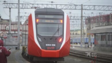 Русский поезд на фоне индийских пейзажей, символизирующий связь культур