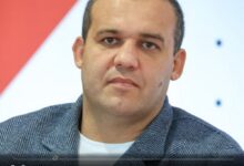 Конор Макгрегор рассматривает ушанку, в то время как Бивол и Бетербиев готовят боксерские перчатки.