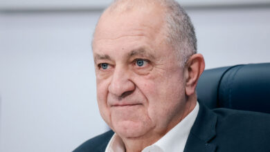 Владимир Стержаков на сцене, демонстрирующий свои актерские навыки без прибалтийского акцента.