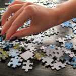 Иллюстрация, символизирующая интеллектуальные игры и развивающие занятия на диване