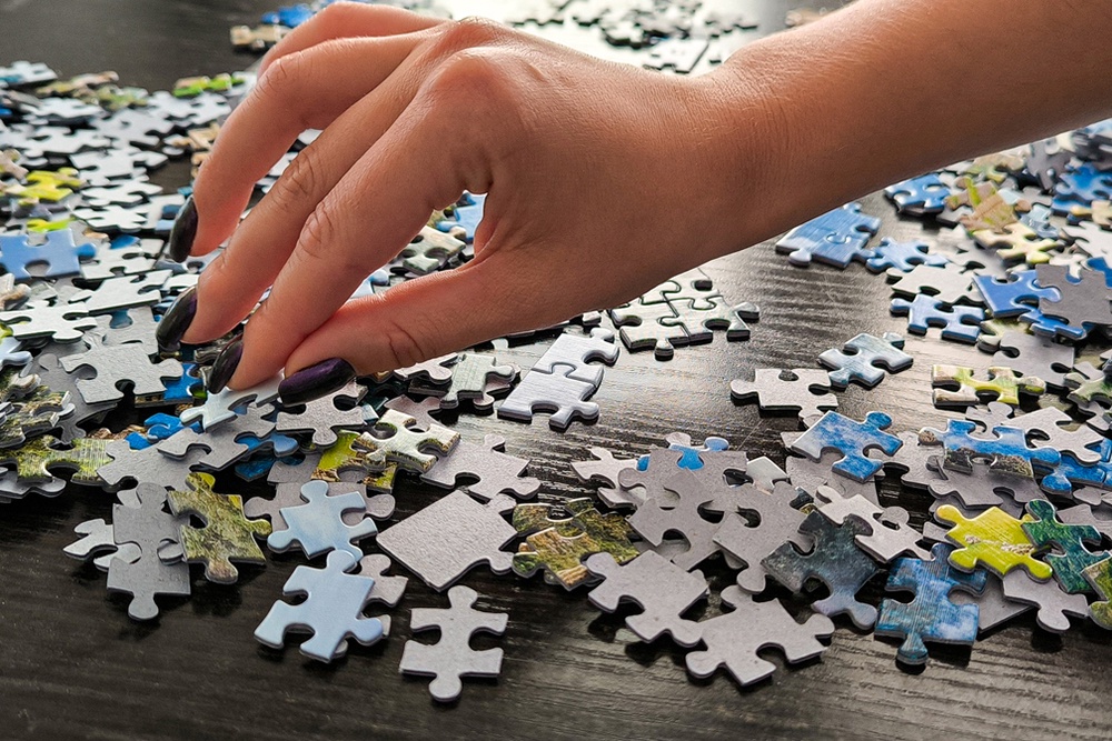 Иллюстрация, символизирующая интеллектуальные игры и развивающие занятия на диване