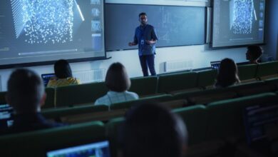 Иллюстрация, отражающая столкновение искусственного интеллекта и человеческой фантазии
