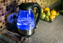Чайник в спа-салоне на кухне с фруктовыми пилингами