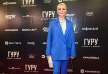 Дочь Кати Лель с инструментами для операции, включая скальпель и зажим.