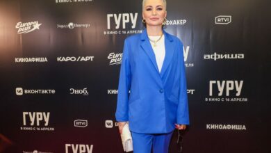 Дочь Кати Лель с инструментами для операции, включая скальпель и зажим.