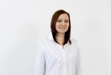 Изображение холодильника с едой в ночное время